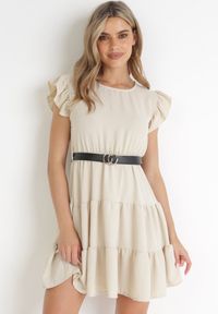 Born2be - Jasnobeżowa Sukienka z Gumką i Paskiem w Talii Ozdobiona Falbankami Deliga. Okazja: na co dzień. Typ kołnierza: kołnierz z falbankami. Kolor: beżowy. Wzór: aplikacja. Styl: casual #1