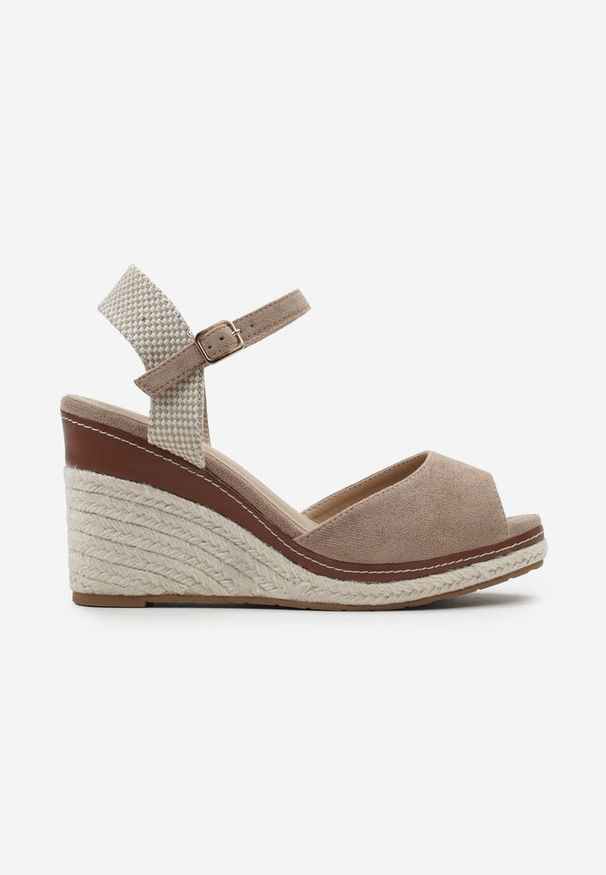 Renee - Ciemnobeżowe Sandały na Koturnie Ozdobionym Plecionką z Juty Admerla. Okazja: na co dzień. Zapięcie: pasek. Kolor: beżowy. Materiał: len, materiał. Wzór: aplikacja. Sezon: lato. Obcas: na koturnie. Styl: casual, elegancki, wakacyjny