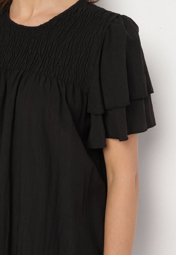 Born2be - Czarna Bluzka z Wiskozą o Trapezowym kroju z Falbankami i Elastyczną Wstawką Dorlimi. Okazja: na co dzień. Typ kołnierza: kołnierz z falbankami. Kolor: czarny. Materiał: wiskoza. Styl: casual, elegancki