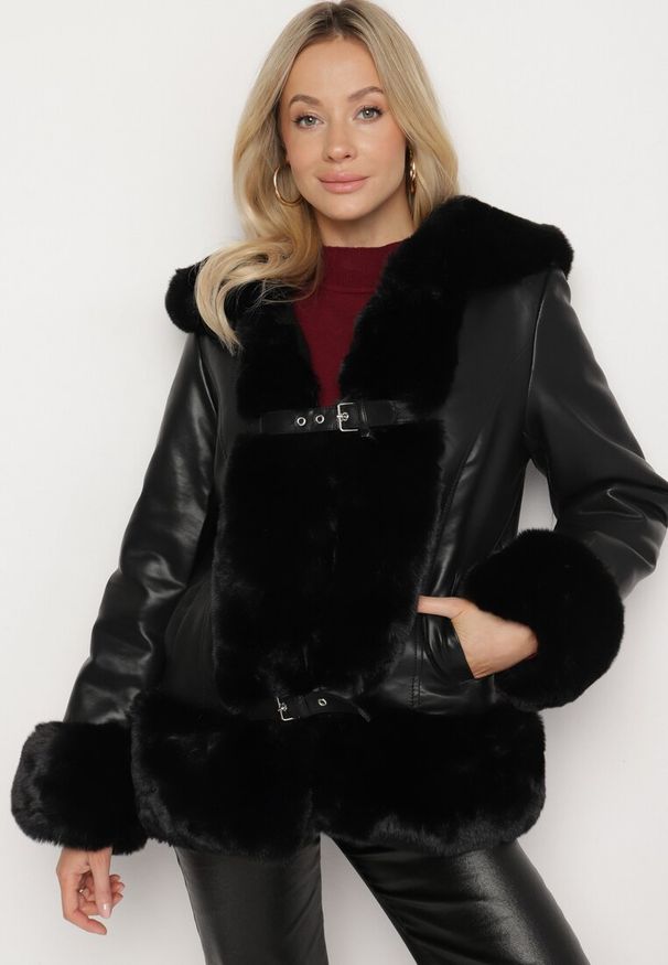 Born2be - Czarna Kurtka z Imitacji Skóry z Futrzanymi Wstawkami i Paskami z Klamrami Calezi. Okazja: na co dzień. Kolor: czarny. Materiał: skóra, futro. Styl: elegancki, casual