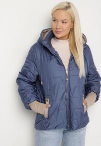 Born2be - Niebieska Pikowana Kurtka o Prostym Kroju z Kapturem Tulorisa. Okazja: na co dzień, na spacer. Typ kołnierza: kaptur. Kolekcja: plus size. Kolor: niebieski. Materiał: jeans. Wzór: aplikacja. Styl: klasyczny, casual, elegancki #1