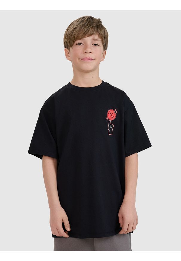 4f - 4F T-shirt oversize z nadrukiem chłopięcy - czarny 140 (9-10 lat). Okazja: na co dzień. Kolor: czarny. Materiał: bawełna, dzianina, jersey. Długość rękawa: krótki rękaw. Długość: krótkie. Wzór: nadruk. Sezon: lato. Styl: klasyczny, casual, sportowy