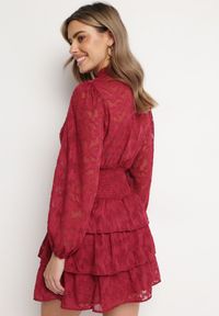 Born2be - Czerwona Taliowana Sukienka Mini Koronkowa z Falbankami Ciluna. Okazja: na co dzień. Typ kołnierza: kołnierz z falbankami. Kolor: czerwony. Materiał: koronka. Wzór: aplikacja. Styl: casual, elegancki, klasyczny. Długość: mini #3
