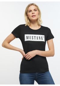 Mustang - MUSTANG ALINA C LOGO TEE DAMSKI T-SHIRT KOSZULKA LOGO BLACK 1013220 4142