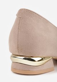 Renee - Ciemnobeżowe Czółenka Vices ze Skórzaną Wkładką na Ozdobnym Słupku Delvila. Nosek buta: szpiczasty. Kolor: beżowy. Materiał: skóra. Obcas: na słupku #5