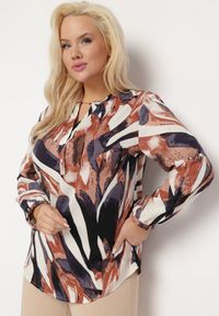 Born2be - Beżowo-Brązowa Bluzka w Abstrakcyjny Wzór z Podpinanymi Rękawami Xaliana. Okazja: na co dzień. Kolekcja: plus size. Kolor: beżowy. Styl: casual