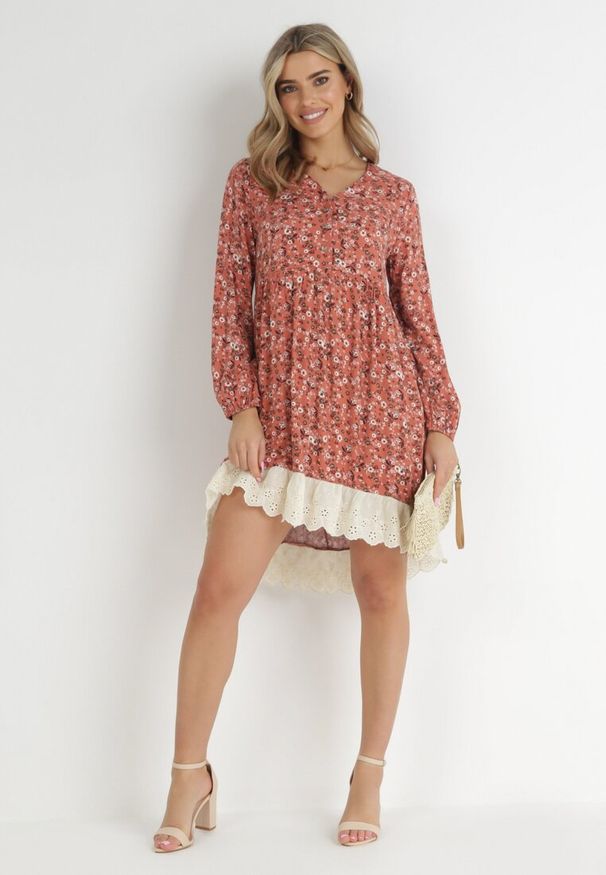 Born2be - Czerwona Sukienka Ferethe. Okazja: na co dzień. Kolor: czerwony. Wzór: kwiaty, aplikacja, ażurowy, nadruk. Styl: boho, klasyczny, elegancki, casual. Długość: mini