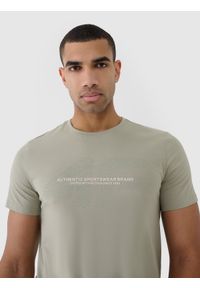 4f - T-shirt regular z nadrukiem męski - khaki. Okazja: na co dzień. Kolor: oliwkowy, brązowy, wielokolorowy. Materiał: bawełna, jersey, dzianina. Długość rękawa: krótki rękaw. Długość: krótkie. Wzór: nadruk. Styl: sportowy, casual, klasyczny #2