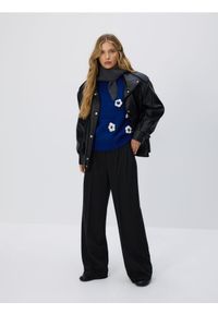 Reserved - Sweter z kwiatową aplikacją - granatowy. Kolor: niebieski. Materiał: dzianina, wełna. Wzór: kwiaty, aplikacja