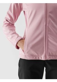 4f - Kurtka softshell wiatroodporna membrana 5000 damska - jasny róż. Typ kołnierza: kaptur. Kolor: różowy. Materiał: softshell. Technologia: Windstopper. Sezon: wiosna, zima, jesień. Sport: kolarstwo