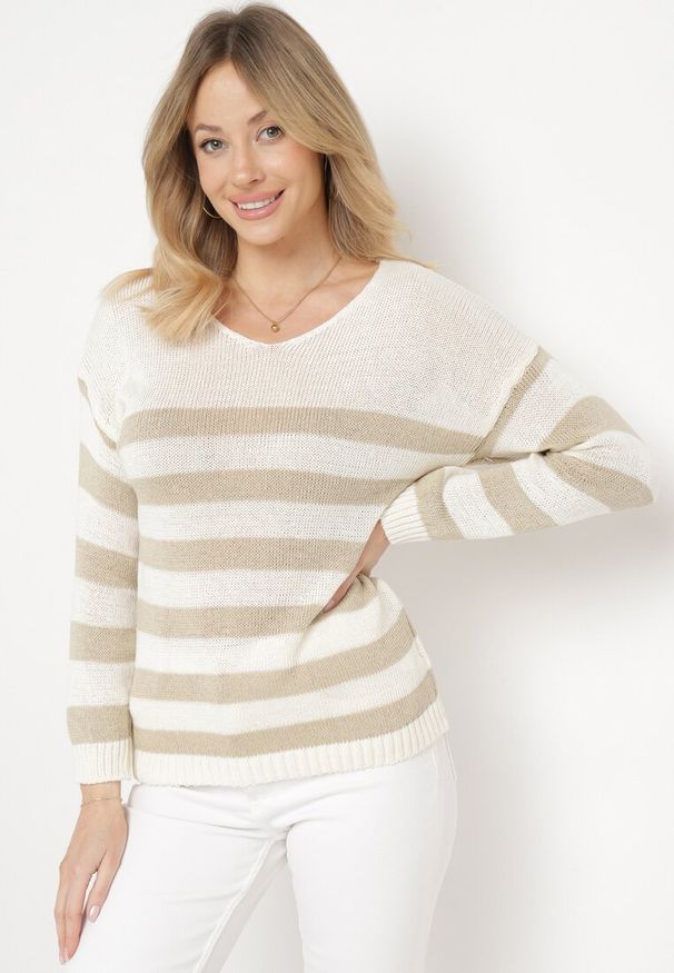 Born2be - Jasnobeżowy Sweter w Paski z Trójkątnym Dekoltem i Długim Rękawem Oviunna. Okazja: na co dzień. Kolor: beżowy. Materiał: jeans. Długość rękawa: długi rękaw. Długość: długie. Wzór: paski. Styl: elegancki, casual