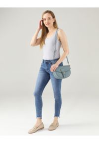 Unisono - SPODNIE - JEANSY Z POSTRZĘPIENIAMI. Materiał: jeans. Styl: klasyczny