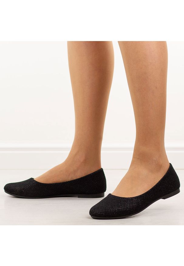eVento - Czarne baleriny damskie Evento 9047. Okazja: na co dzień. Kolor: czarny. Materiał: skóra. Szerokość cholewki: normalna. Sezon: wiosna, lato. Styl: casual, elegancki, klasyczny, wizytowy