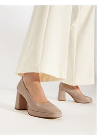 Clarks Czółenka Zoya85 Court 26176365 Beżowy. Kolor: beżowy. Materiał: skóra, lakier #7