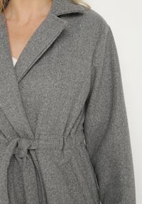 Born2be - Ciemnoszary Płaszcz o Szlafrokowym Kroju z Marszczeniem w Talii i Wiązanym Paskiem Sartissa. Okazja: na co dzień. Kolor: szary. Materiał: jeans. Długość rękawa: długi rękaw. Długość: długie. Styl: casual, elegancki, klasyczny #6