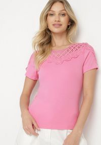 Born2be - Fuksjowy Bawełniany T-shirt z Koronkowymi Wstawkami Zaredira. Okazja: na co dzień. Kolor: różowy. Materiał: bawełna, koronka. Wzór: koronka. Styl: klasyczny, casual, elegancki