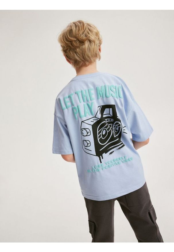 Reserved - T-shirt oversize z nadrukiem - jasnoniebieski. Kolor: niebieski. Materiał: dzianina, bawełna. Wzór: nadruk
