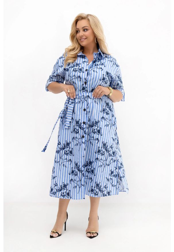 Moda Size Plus Iwanek - Sukienka koszulowa Iris w paski z granatowymi kwiatami | 100% bawełna | PLUS SIZE OVERSIZE LATO. Okazja: na co dzień, do pracy, na spacer. Typ kołnierza: dekolt w kształcie V. Kolekcja: plus size. Kolor: niebieski. Wzór: kwiaty, paski. Typ sukienki: oversize, dla puszystych, koszulowe. Materiał: bawełna. Sezon: lato. Styl: wakacyjny, casual, klasyczny, elegancki. Długość: midi