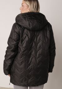 Born2be - Czarna Przejściowa Pikowana Kurtka z Odpinanym Kapturem Nevistta. Okazja: na co dzień, do pracy, na spacer. Kolekcja: plus size. Kolor: czarny. Materiał: jeans, poliester. Styl: casual, elegancki #6