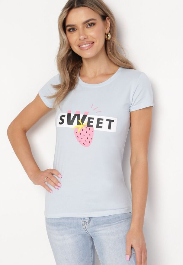 Born2be - Jasnoniebieska Bawełniana Bluzka z Nadrukiem i Napisem Vemassa. Kolor: niebieski. Materiał: bawełna. Długość rękawa: krótki rękaw. Długość: krótkie. Wzór: nadruk, napisy. Sezon: wiosna, lato