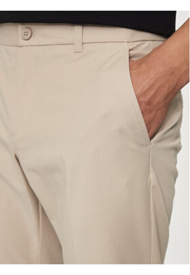 Guess Spodnie materiałowe M4YB01 WG9Z2 Beżowy Slim Fit. Kolor: beżowy. Materiał: bawełna