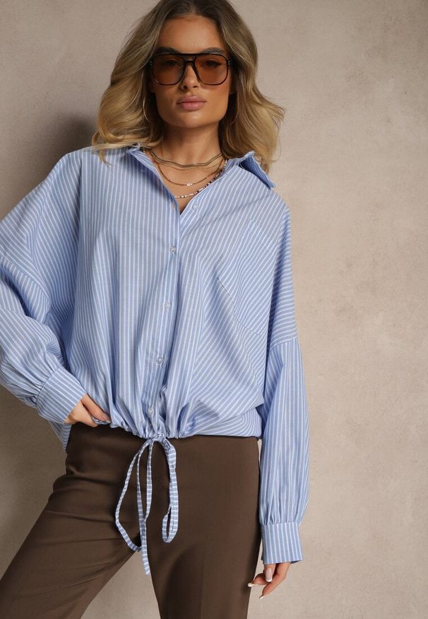 Renee - Jasnoniebieska Koszula z Bawełny o Kroju Oversize w Prążki ze Ściągaczem w Pasie Neoritia. Okazja: do pracy. Kolor: niebieski. Materiał: bawełna. Wzór: prążki. Styl: elegancki