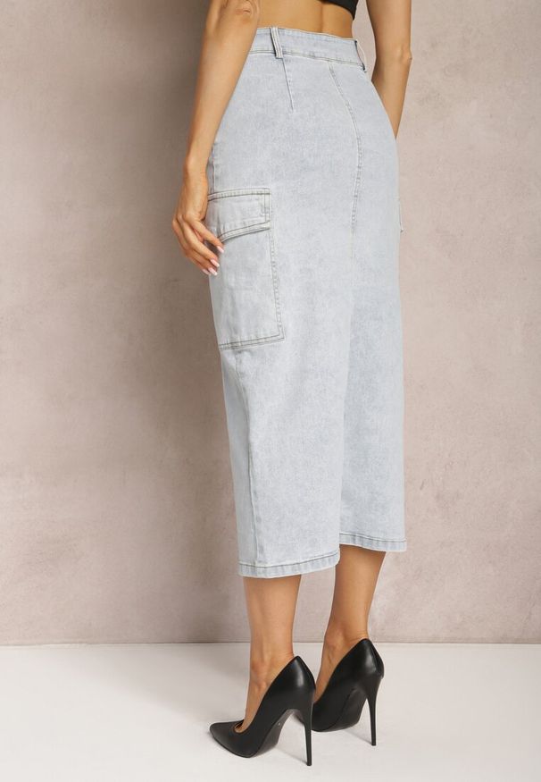 Renee - Jasnoniebieska Jeansowa Spódnica Midi o Fasonie Cargo z Rozcięciem Codie. Okazja: na co dzień. Stan: podwyższony. Kolor: niebieski. Materiał: jeans. Styl: casual, elegancki