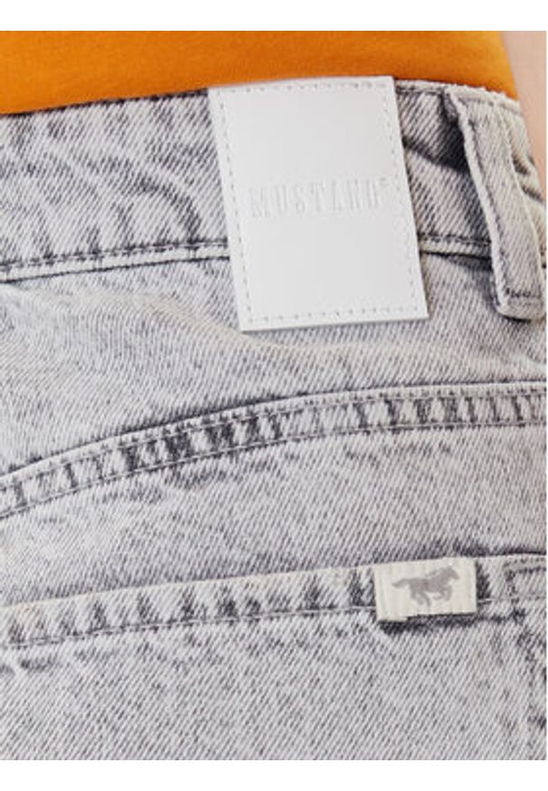 Mustang Szorty jeansowe Charlotte 1016558 Szary Mom Fit. Kolor: szary. Materiał: bawełna