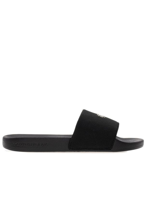 Klapki Calvin Klein Slide Monogram Hardware YW0YW01713-0GJ - czarne. Okazja: na plażę, na co dzień. Kolor: czarny. Materiał: materiał. Szerokość cholewki: normalna. Wzór: aplikacja. Sezon: lato. Sport: pływanie