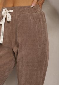 Renee - Brązowe Spodnie Sztruksowe High Waist z Dodatkiem Bawełny i Gumką w Talii Jedela. Stan: podwyższony. Kolor: brązowy. Materiał: bawełna, sztruks