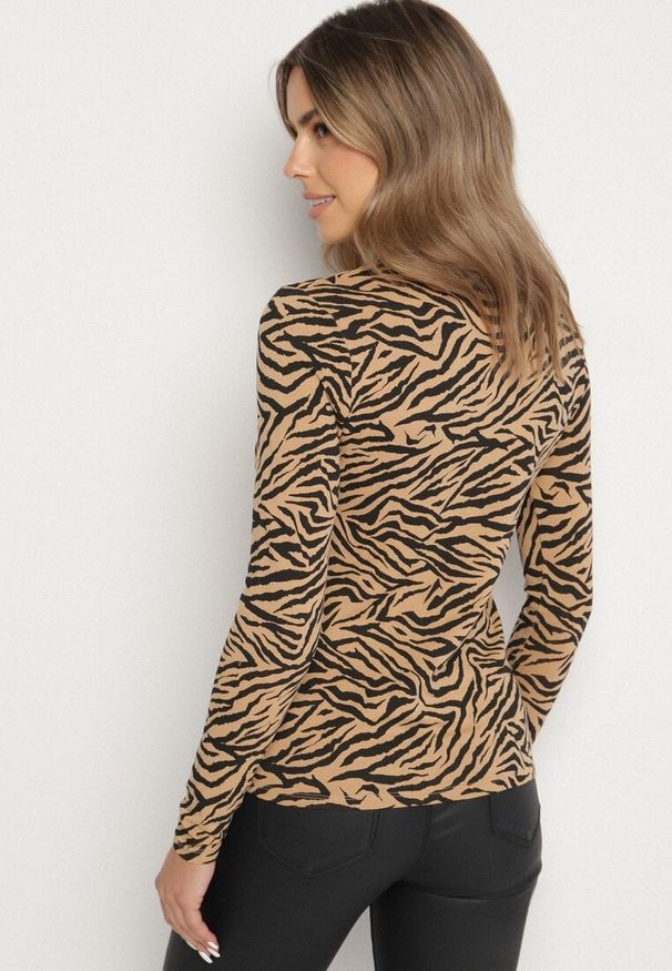 Born2be - Brązowa Bawełniana Bluzka Golf z Długim Rękawem w Zebrę Velmire. Okazja: na co dzień, na imprezę. Typ kołnierza: golf. Kolor: brązowy. Materiał: bawełna. Długość rękawa: długi rękaw. Długość: długie. Wzór: motyw zwierzęcy. Styl: klasyczny, casual, elegancki