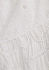 Born2be - Biała Bawełniana Sukienka Maxi w Stylu Boho Ozdobiona Ażurowym Haftem Hellvia. Typ kołnierza: dekolt hiszpanka. Kolor: biały. Materiał: bawełna. Wzór: aplikacja, ażurowy, haft. Typ sukienki: rozkloszowane. Styl: boho. Długość: maxi #2