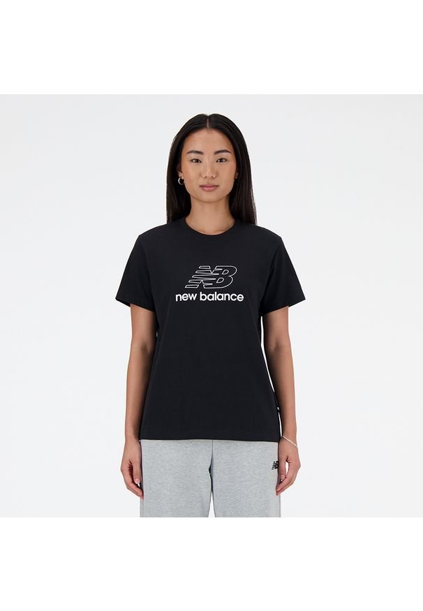 Koszulka damska New Balance WT41816BK – czarna. Kolor: czarny. Materiał: bawełna. Długość rękawa: krótki rękaw. Długość: krótkie. Wzór: napisy