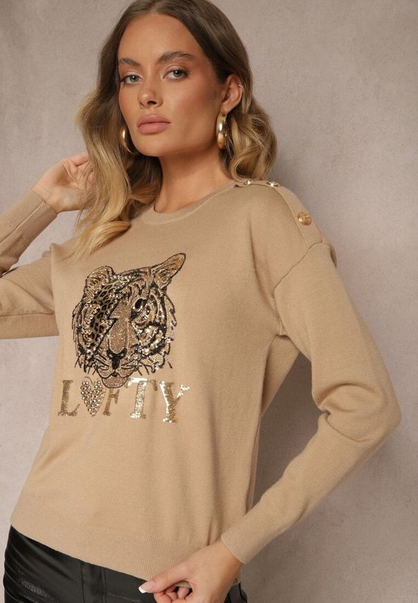 Renee - Beżowy Sweter z Wiskozą Naszywką Napisem i Cyrkoniami Lilrae. Okazja: do pracy, na co dzień. Kolor: beżowy. Materiał: wiskoza. Wzór: aplikacja, napisy. Styl: wizytowy, elegancki, casual