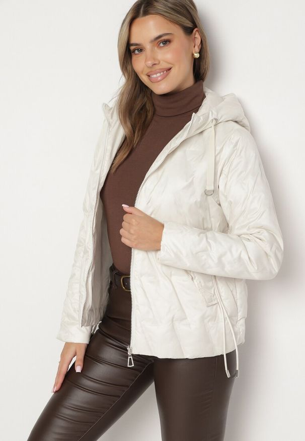 Born2be - Jasnobeżowa Kurtka z Kwadratowym Pikowaniem i Kapturem Daivirae. Kolor: beżowy. Materiał: jeans. Sezon: zima. Styl: elegancki