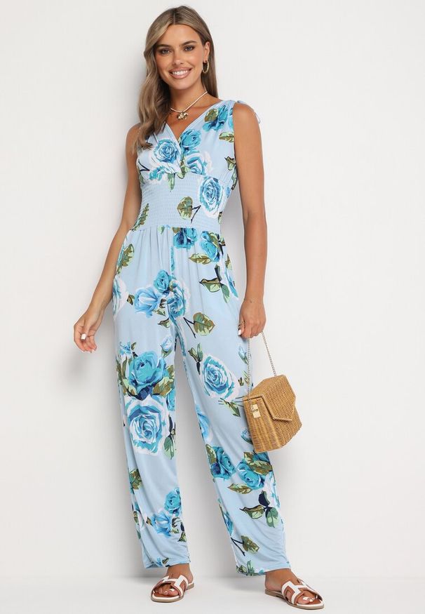 Born2be - Jasnoniebieski Taliowany Kombinezon w Kwiaty z Długimi Nogawkami Renivia. Okazja: na co dzień. Kolor: niebieski. Długość: długie. Wzór: kwiaty. Styl: casual, street