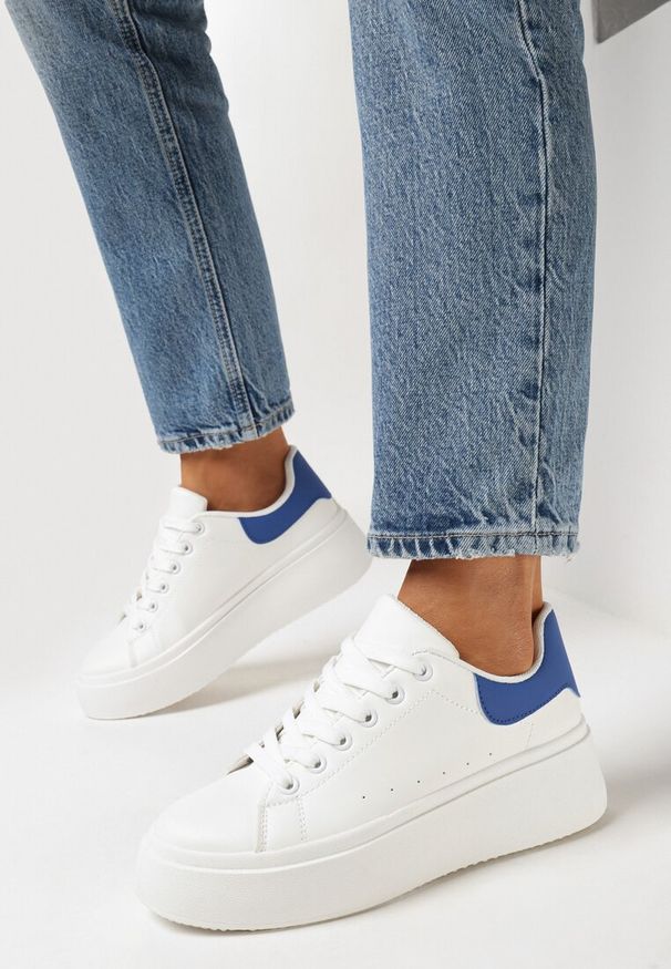 Born2be - Biało-Niebieskie Sneakersy na Platformie Spoola. Okazja: na co dzień. Kolor: niebieski. Obcas: na platformie