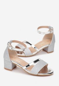 Born2be - Srebrne Lakierowane Sandały na Niskim Słupku z Brokatowymi Wstawkami Molmes. Okazja: na co dzień. Kolor: srebrny. Materiał: lakier. Styl: casual, elegancki
