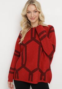 Born2be - Czerwony Sweter z Geometrycznym Wzorem i Ściągaczami Buvania. Kolor: czerwony. Wzór: geometria #1