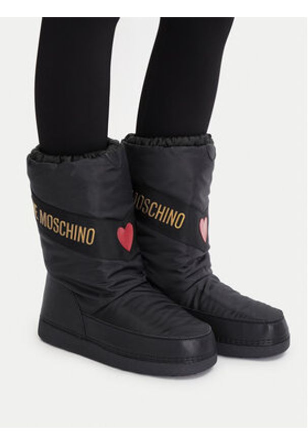 Love Moschino - LOVE MOSCHINO Śniegowce JA24032G0NISY000 Czarny. Kolor: czarny. Materiał: materiał