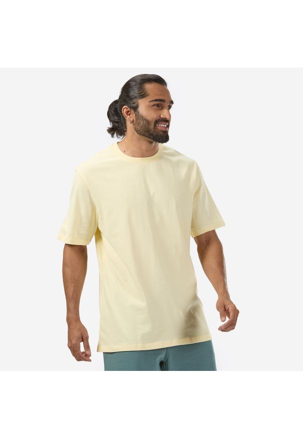 DOMYOS - Koszulka z krótkim rękawem męska Domyos Gym & Pilates 500 Essentials. Kolor: żółty. Materiał: bawełna, tkanina, prążkowany, elastan, materiał. Długość rękawa: krótki rękaw. Długość: krótkie. Sport: joga i pilates