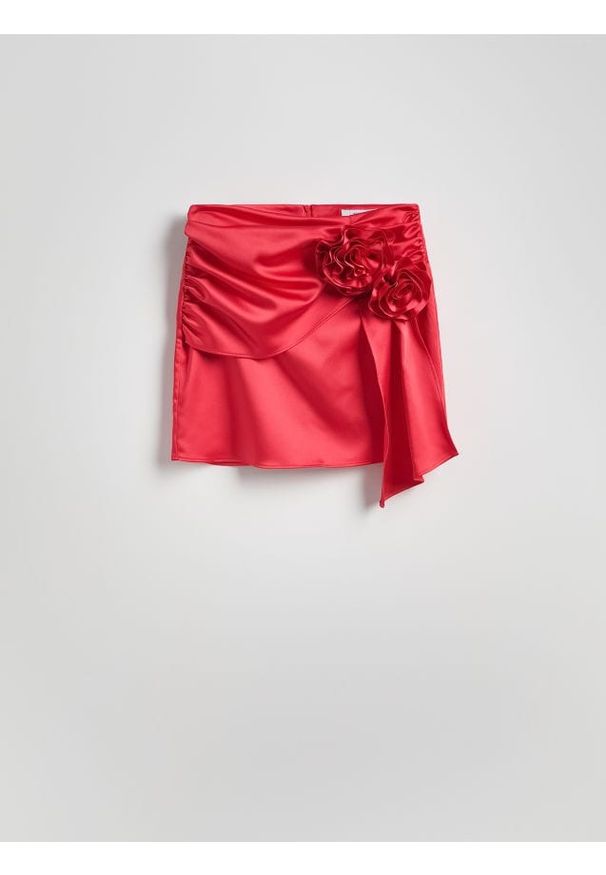 Reserved - Spódnica z naszywanymi kwiatami - czerwony. Kolor: czerwony. Materiał: tkanina. Wzór: kwiaty