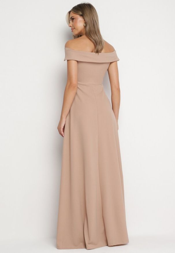 Born2be - Ciemnobeżowa Koktajlowa Rozkloszowana Sukienka z Hiszpańskim Dekoltem i Rozcięciem na Nogę Gralia. Okazja: na wesele, na studniówkę, na ślub cywilny. Kolor: beżowy. Typ sukienki: rozkloszowane. Styl: wizytowy