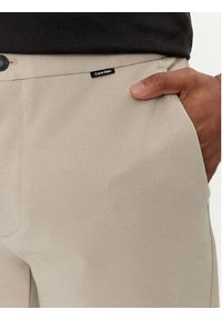 Calvin Klein Spodnie materiałowe K10K113647 Beżowy Comfort Fit. Kolor: beżowy. Materiał: syntetyk #3