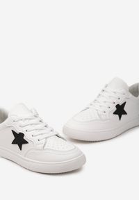 Born2be - Białe Sneakersy z Naszywką w Kształcie Gwiazdki Desdema. Kolor: biały. Szerokość cholewki: normalna. Wzór: aplikacja #5
