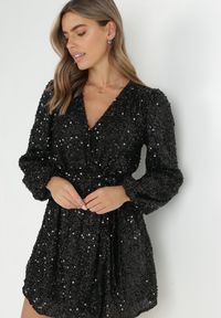 Born2be - Czarna Sukienka Cekinowa z Kopertowym Dekoltem Cidoly. Okazja: na co dzień. Typ kołnierza: dekolt kopertowy. Kolor: czarny. Typ sukienki: kopertowe. Styl: elegancki, casual, rockowy #2