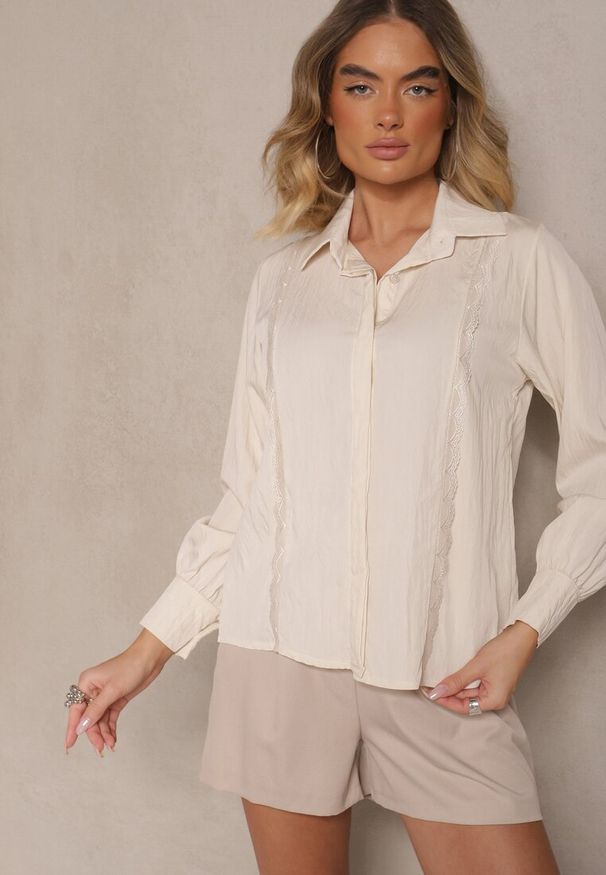 Renee - Beżowa Koszula z Wiskozą Ozdobiona Koronką Tenamara. Okazja: na co dzień. Kolor: beżowy. Materiał: wiskoza, koronka. Wzór: aplikacja, koronka. Styl: casual, klasyczny, elegancki