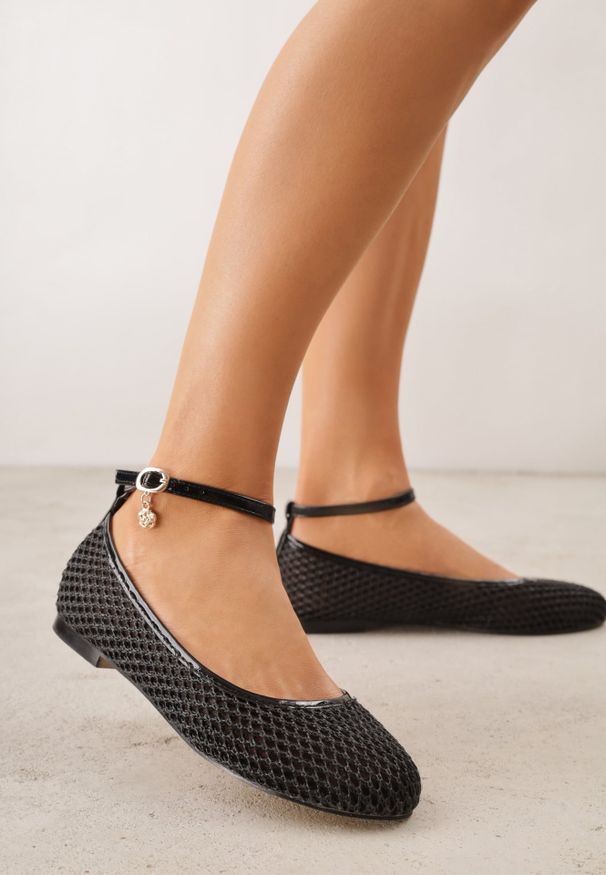 Renee - Czarne Balerinki ze Skórzaną Wkładką i Metaliczną Ozdobą Dorialori. Zapięcie: sprzączka. Kolor: czarny. Materiał: skóra. Wzór: aplikacja. Styl: elegancki