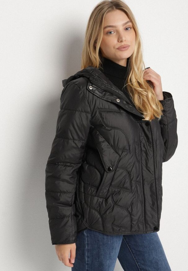 Born2be - Czarna Pikowana Kurtka Przejściowa o Klasycznym Kroju z Kapturem Tavitte. Okazja: na co dzień, na spacer. Typ kołnierza: kaptur. Kolekcja: plus size. Kolor: czarny. Materiał: jeans, poliester. Wzór: aplikacja. Styl: klasyczny