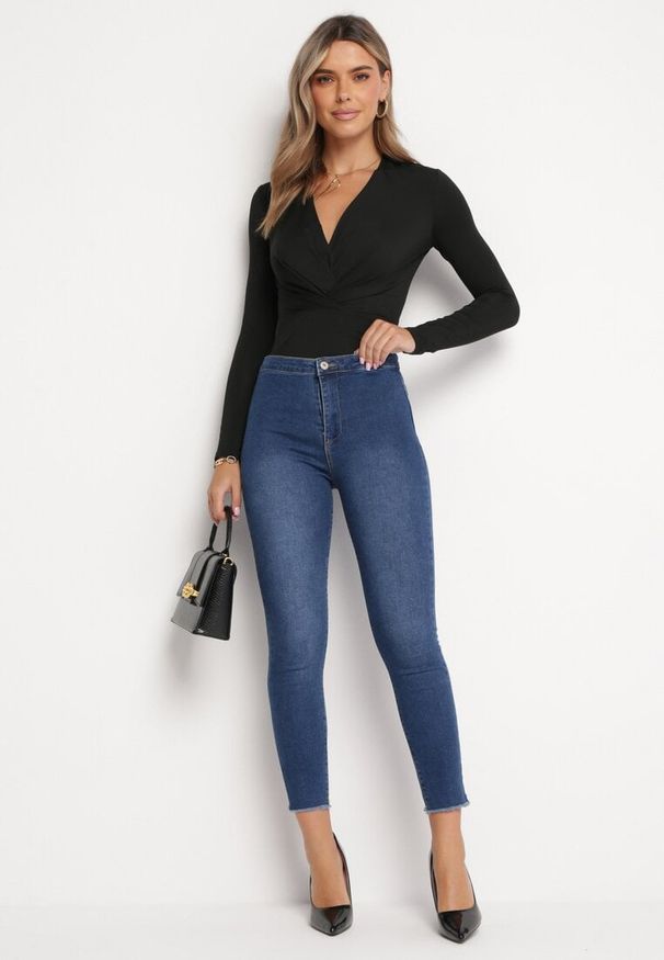 Born2be - Granatowe Jeansy Skinny z Wystrzępionymi Nogawkami Velesta. Stan: podwyższony. Kolor: niebieski. Styl: elegancki